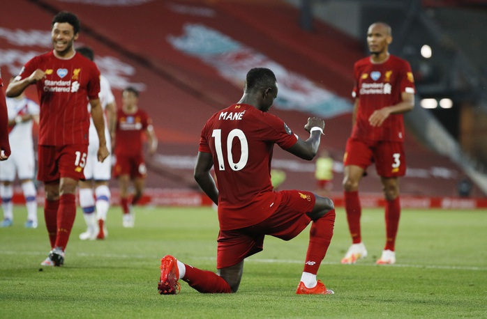 Liverpool vùi dập Crystal Palace, chờ Man City dâng ngôi vương - Ảnh 6.