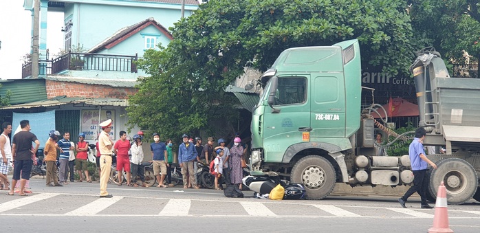 Xe tải tông xe máy từ phía sau, 2 người thương vong - Ảnh 1.