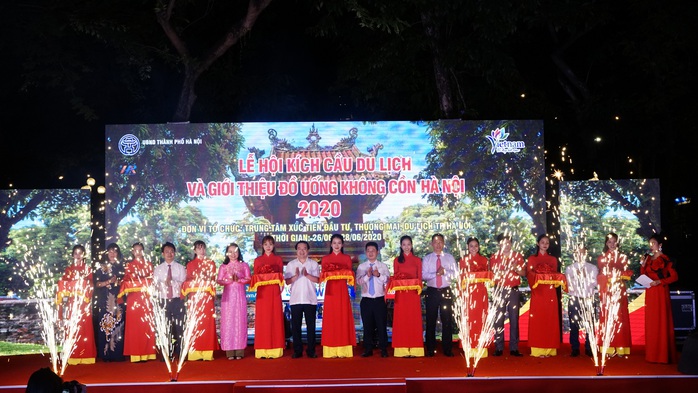 Vòng quay may mắn trúng thưởng vé máy bay tại phố đi bộ Hồ Gươm - Ảnh 9. Vòng quay may mắn trúng thưởng vé máy tỷ lệ kèo nhà cái tại phố đi bộ Hồ Gươm - Ảnh 9.