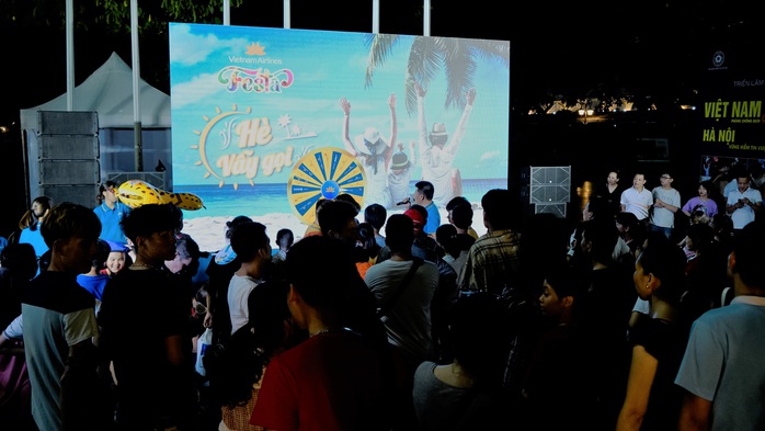 Vòng quay may mắn trúng thưởng vé máy bay tại phố đi bộ Hồ Gươm - Ảnh 3. Vòng quay may mắn trúng thưởng vé máy tỷ lệ kèo nhà cái tại phố đi bộ Hồ Gươm - Ảnh 3.