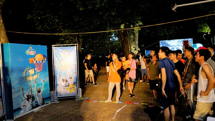 Vòng quay may mắn trúng thưởng vé máy bay tại phố đi bộ Hồ Gươm - Ảnh 6. Vòng quay may mắn trúng thưởng vé máy tỷ lệ kèo nhà cái tại phố đi bộ Hồ Gươm - Ảnh 6.