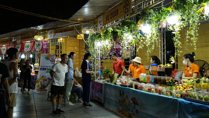 Vòng quay may mắn trúng thưởng vé máy bay tại phố đi bộ Hồ Gươm - Ảnh 8. Vòng quay may mắn trúng thưởng vé máy tỷ lệ kèo nhà cái tại phố đi bộ Hồ Gươm - Ảnh 8.