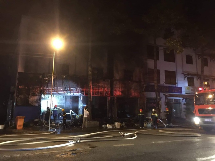 Nhà xe Tâm Hạnh ở Bình Thuận nửa đêm bất ngờ cháy rụi - Ảnh 2.