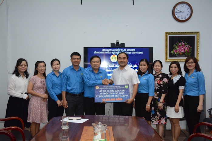 Trường ĐH Y khoa Phạm Ngọc Thạch trao quà hỗ trợ Công đoàn viên - Ảnh 1.