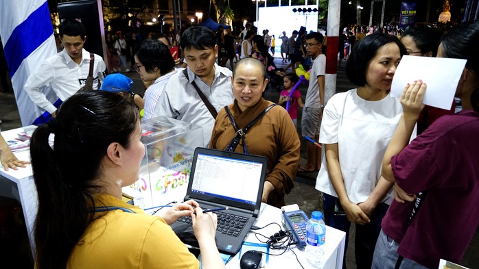 Vòng quay may mắn trúng thưởng vé máy bay tại phố đi bộ Hồ Gươm - Ảnh 2. Vòng quay may mắn trúng thưởng vé máy tỷ lệ kèo nhà cái tại phố đi bộ Hồ Gươm - Ảnh 2.