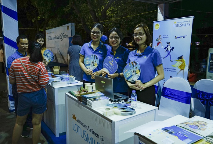 Vòng quay may mắn trúng thưởng vé máy bay tại phố đi bộ Hồ Gươm - Ảnh 7. Vòng quay may mắn trúng thưởng vé máy tỷ lệ kèo nhà cái tại phố đi bộ Hồ Gươm - Ảnh 7.