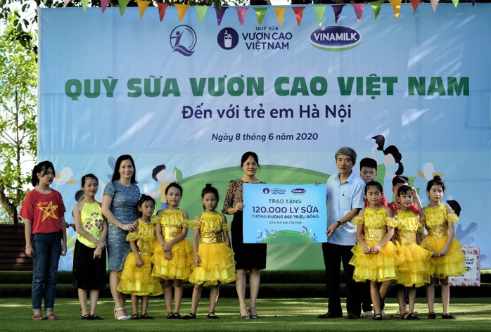 Vinamilk mang niềm vui uống sữa đến với trẻ em Hà Nội thông qua Quỹ sữa Vươn cao Việt Nam  - Ảnh 1.
