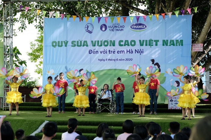 Vinamilk mang niềm vui uống sữa đến với trẻ em Hà Nội thông qua Quỹ sữa Vươn cao Việt Nam  - Ảnh 2.
