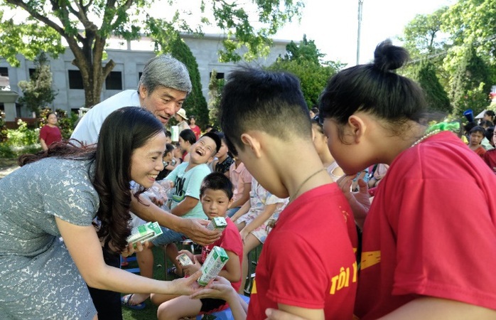 Vinamilk mang niềm vui uống sữa đến với trẻ em Hà Nội thông qua Quỹ sữa Vươn cao Việt Nam  - Ảnh 4.