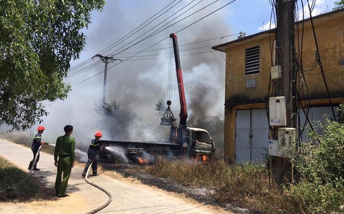 Cẩu bia mộ vướng dây điện, tài xế tử vong thương tâm trên xe cẩu cháy rụi - Ảnh 2.