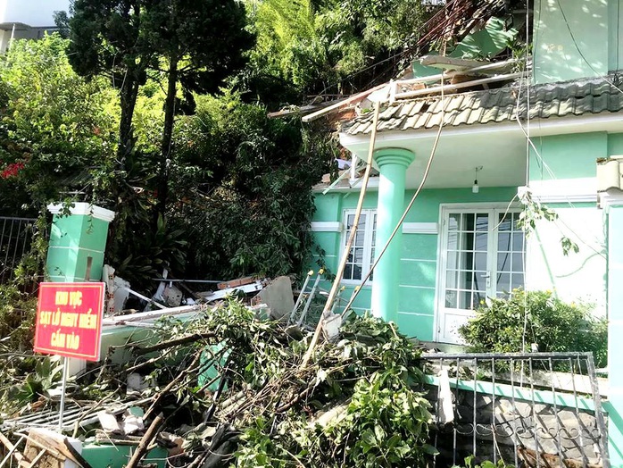 Đà Lạt: Di dời khẩn cấp 3 nhà dân bị sạt lở taluy do mưa lớn - Ảnh 1.