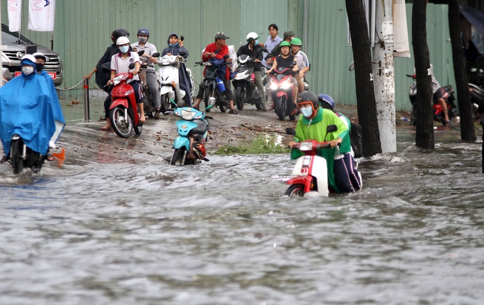 TP HCM: Đường Nguyễn Hữu Cảnh ngập kinh hãi, sóng cuồn cuộn - Ảnh 8.