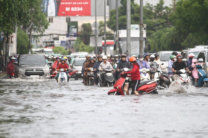 TP HCM: Đường Nguyễn Hữu Cảnh ngập kinh hãi, sóng cuồn cuộn - Ảnh 10.