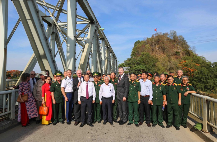 Đại sứ Mỹ thăm cầu Hàm Rồng cùng cựu chiến binh Việt Nam - Ảnh 2.