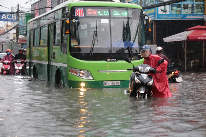 TP HCM: Ngập kinh hãi ở quận Thủ Đức, nước chảy xiết xô ngã cả xe máy - Ảnh 6.