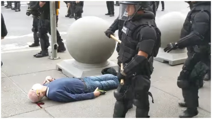 Video: Cảnh sát Mỹ đẩy cụ ông đập đầu xuống đất ngất lịm - Ảnh 1.