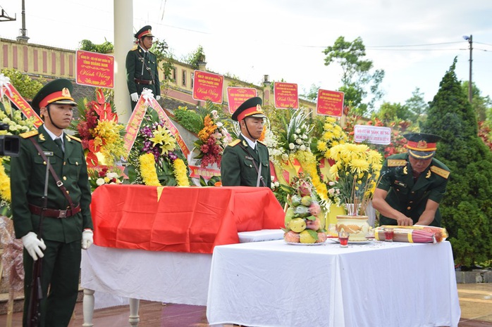 An táng hài cốt 17 chiến sĩ đặc công hy sinh 50 năm trước - Ảnh 1.