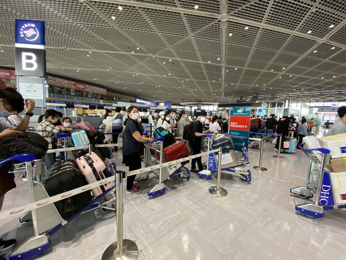 Sân bay Đà Nẵng đón hơn 340 người Việt từ Nhật Bản về nước - Ảnh 1.