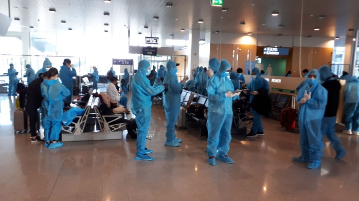 Sân bay Nội Bài đón 310 người Việt từ Thụy Điển và Phần Lan về nước - Ảnh 6.