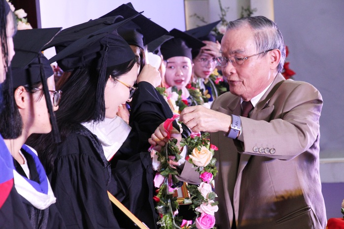 Trường ĐH Duy Tân: Trao bằng tốt nghiệp cho 281 Thạc sĩ - Ảnh 2.