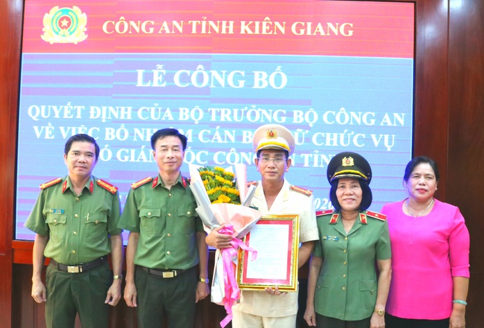 Nữ thiếu tướng ở miền Tây trao quyết định bổ nhiệm lãnh đạo Công an Kiên Giang - Ảnh 1.