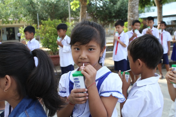 Trà Vinh nỗ lực để trẻ em được uống sữa học đường - Ảnh 2.