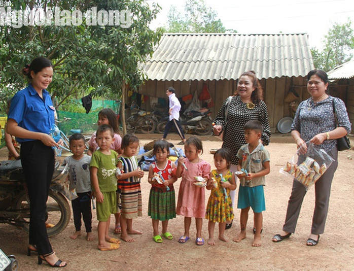 Trưởng Ban Dân tộc tỉnh Đắk Lắk tới nhà 4 em nhỏ ăn cơm nguội với ve sầu - Ảnh 3.