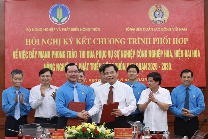 Tổng LĐLĐ Việt Nam và Bộ NN-PTNT ký kết chương trình phối hợp - Ảnh 1.