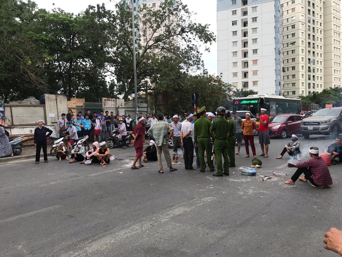 Hàng chục người mang di ảnh người thân bị tai nạn giao thông ngồi dàn hàng ngang ra đường - Ảnh 4.