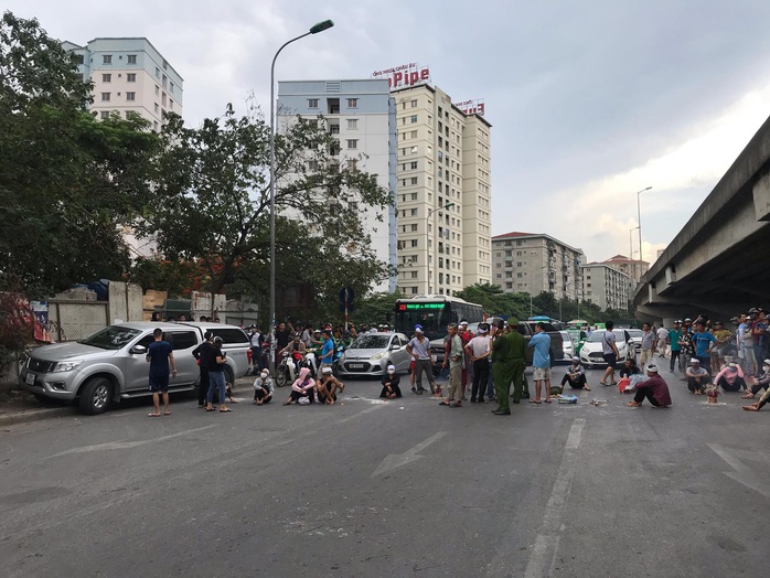 Hàng chục người mang di ảnh người thân bị tai nạn giao thông ngồi dàn hàng ngang ra đường - Ảnh 5.