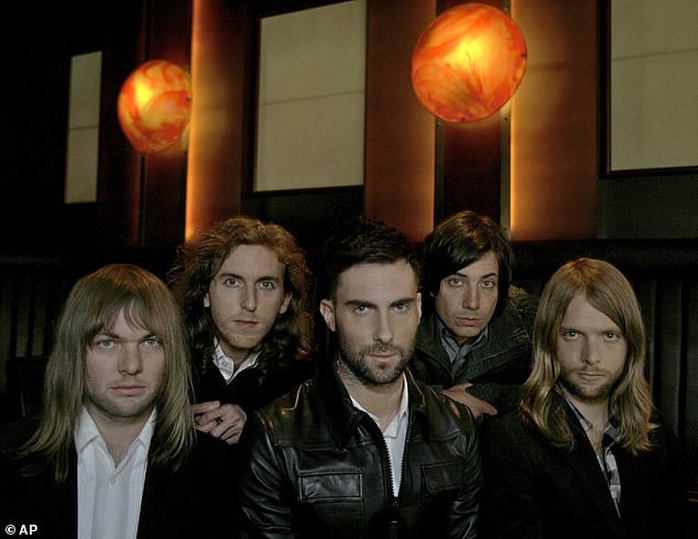 Tay bass của Maroon 5 bị bắt vì cáo buộc bạo hành - Ảnh 2.