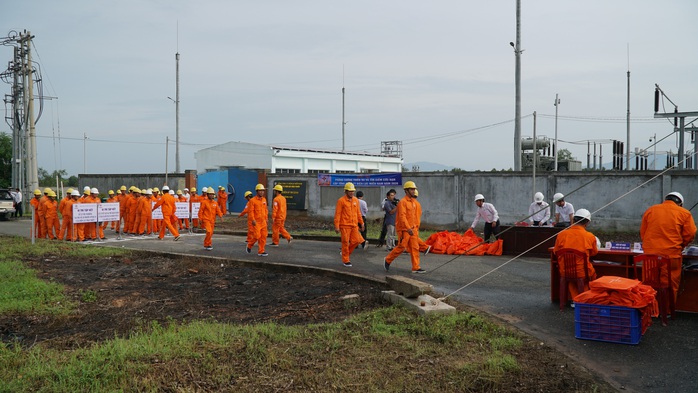 EVNSPC diễn tập phòng chống thiên tai và tìm kiếm cứu nạn - Ảnh 3. EVNSPC diễn tập phòng chống thiên tai và tìm kiếm cứu nạn - Ảnh 3.