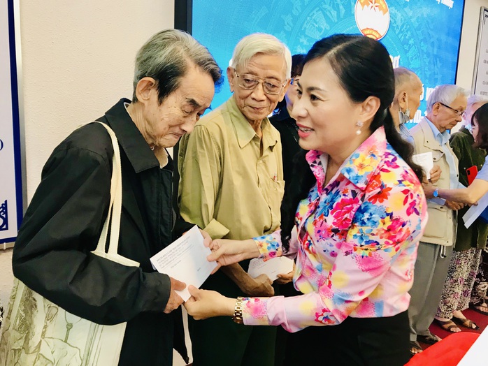 NSƯT Thanh Nguyệt xúc động nhận quà hỗ trợ dịch bệnh Covid-19 - Ảnh 10.
