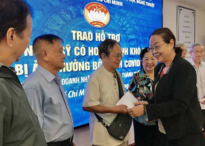 NSƯT Thanh Nguyệt xúc động nhận quà hỗ trợ dịch bệnh Covid-19 - Ảnh 6.