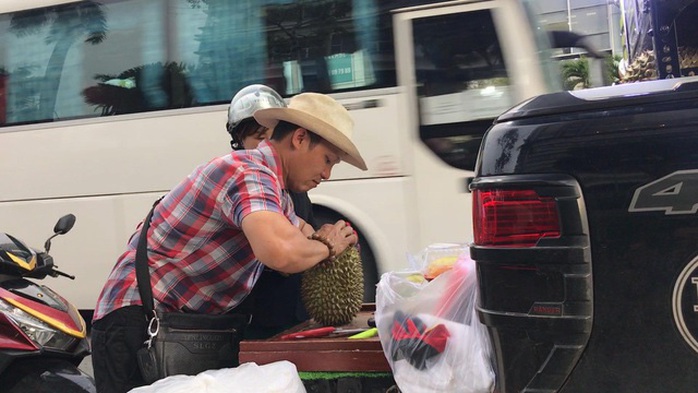 Đi xe hơi bán trái sầu, chàng trai kiếm gần tỉ bạc mỗi năm - Ảnh 4. Đi xe hơi bán trái sầu, chàng trai kiếm gần tỉ bạc mỗi năm - Ảnh 4.