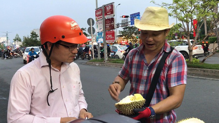 Đi xe hơi bán trái sầu, chàng trai kiếm gần tỉ bạc mỗi năm - Ảnh 5. Đi xe hơi bán trái sầu, chàng trai kiếm gần tỉ bạc mỗi năm - Ảnh 5.