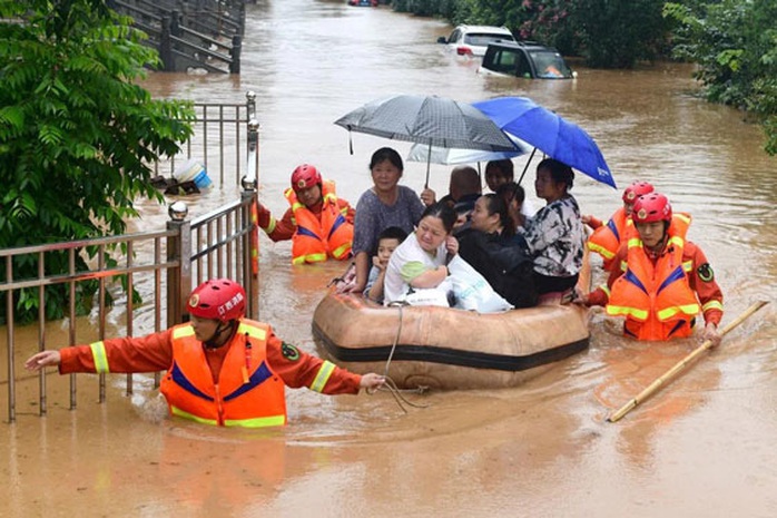 Trung Quốc: Mưa lũ chuyển hướng, cư dân khốn đốn - Ảnh 1.