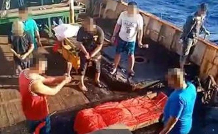 Indonesia chặn bắt tàu cá Trung Quốc, phát hiện thi thể đông lạnh - Ảnh 2.
