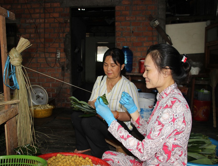 CLIP: Nghề gói bánh ú lá tre “đỏ lửa” giữa lòng TP Cà Mau - Ảnh 14.