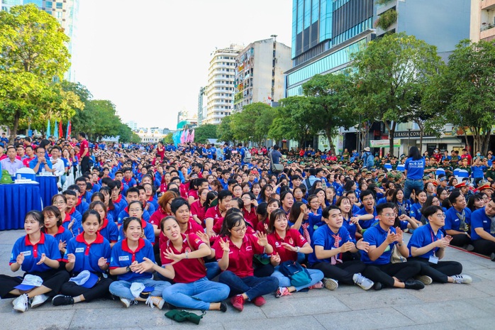 Ca sĩ Phi Hùng, hoa hậu HHen Niê sôi nổi trong lễ ra quân chiến dịch tình nguyện hè - Ảnh 1.