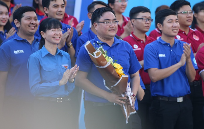 Ca sĩ Phi Hùng, hoa hậu HHen Niê sôi nổi trong lễ ra quân chiến dịch tình nguyện hè - Ảnh 3.