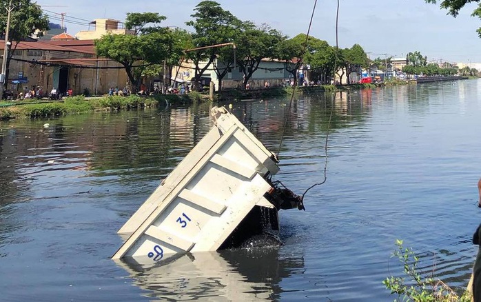 Tài xế tri hô mất thắng trước khi xe ben lao xuống kênh Tàu Hủ - Ảnh 1.