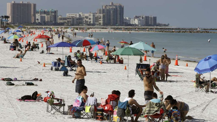 Bang Florida tăng ca nhiễm kỷ lục, California đóng cửa trở lại - Ảnh 1.