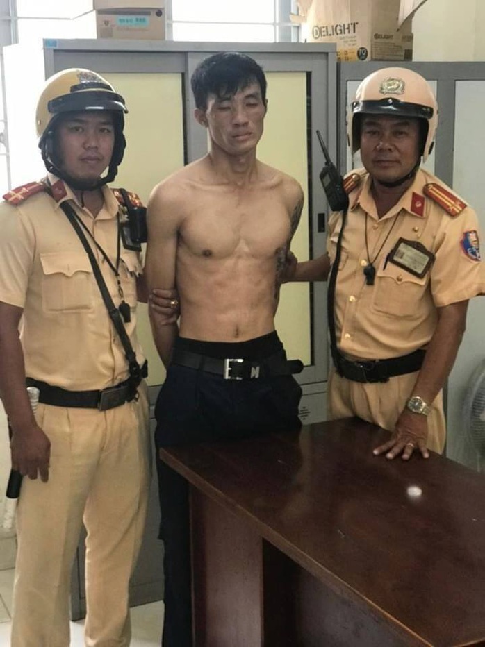 Hai CSGT đội Bình Triệu cùng cảnh sát khu vực quật ngã kẻ trộm cầm dao - Ảnh 1.