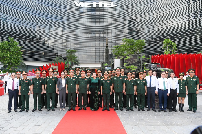 Chủ tịch Quốc hội đến thăm và làm việc với Viettel - Ảnh 5. Chủ tịch Quốc hội đến thăm và làm việc với Viettel - Ảnh 5.