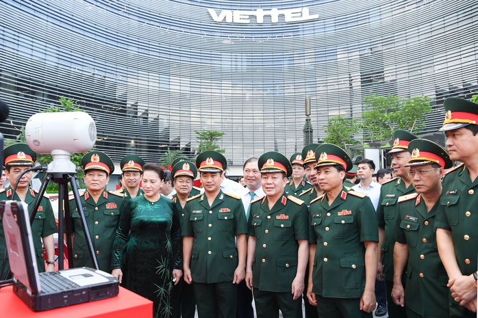 Chủ tịch Quốc hội đến thăm và làm việc với Viettel - Ảnh 3. Chủ tịch Quốc hội đến thăm và làm việc với Viettel - Ảnh 3.