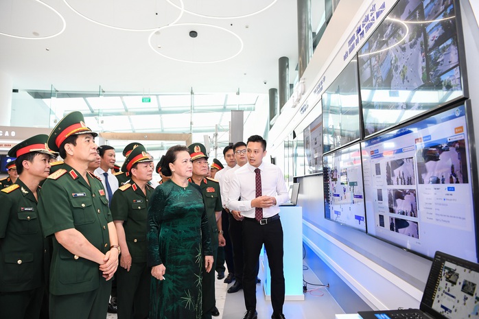 Chủ tịch Quốc hội đến thăm và làm việc với Viettel - Ảnh 4. Chủ tịch Quốc hội đến thăm và làm việc với Viettel - Ảnh 4.