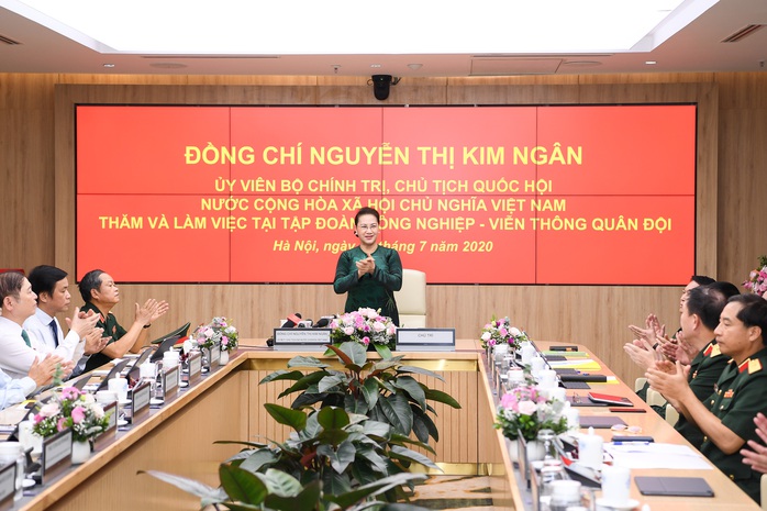 Chủ tịch Quốc hội đến thăm và làm việc với Viettel - Ảnh 2. Chủ tịch Quốc hội đến thăm và làm việc với Viettel - Ảnh 2.