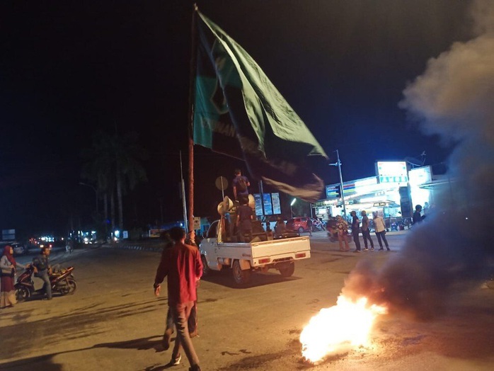 Sinh viên Indonesia biểu tình phản đối công nhân Trung Quốc - Ảnh 2.