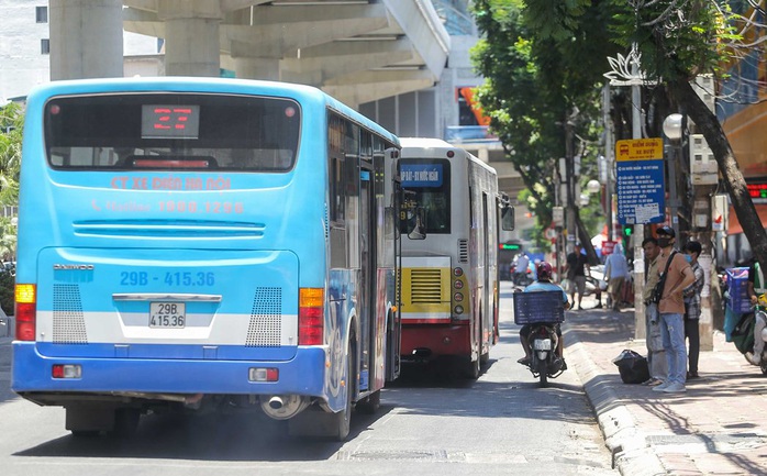 Xe buýt ế khách trong những ngày Hà Nội nắng gay gắt - Ảnh 4.